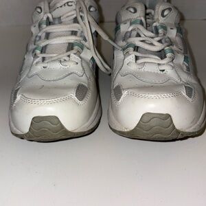 Vionic 8.5 white sneakers cat household so will have cat hair